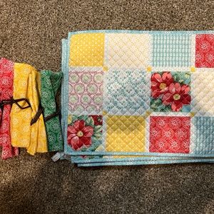 Pioneer Woman placemats and napkins